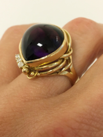 Zware 18 Karaat Gouden Fantasie Ring Amethyst  / Diamant