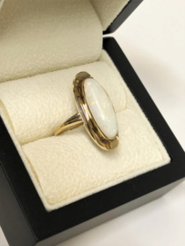 14 K Antiek Vintage Gouden Ring Cabochon Melk Opaal