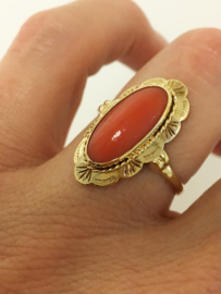 14 K Antiek Gouden Gravé Ring Cabochon Geslepen Bloedkoraal