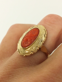 14 K Antiek Gouden Gravé Ring Gesneden Bloedkoraal