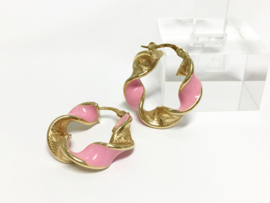 14 K Gouden Twister Creolen Met Roze Emaille Versace Motief - 2,3 cm