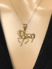 14 Karaat Gouden Ketting Hanger Paard in Draf - 3,3 cm