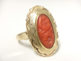 14 K Antiek Gouden Gravé Ring Gesneden Bloedkoraal