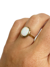 14 K Gouden Ring Ovaal Cabochon Geslepen Wit Opaliet - Mt 17,25