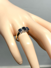14 Karaat Gouden Maison Birks 3-Steens Ring Ovaal Gefacetteerd Saffier / Diamant