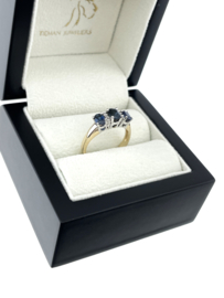 14 Karaat Gouden Maison Birks 3-Steens Ring Ovaal Gefacetteerd Saffier / Diamant
