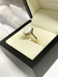 14 K Gouden Ring Ovaal Cabochon Geslepen Wit Opaliet - Mt 17,25