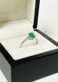 14 K Witgouden Ring 0.71 Crt Emerald Smaragd / 0.08 Crt Briljantgeslepen Diamant