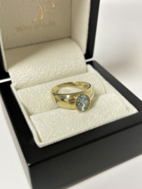 14 K Gouden Band Ring Ovaal Geslepen Baby Sky Blue Topaas