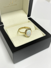 14 K Gouden Ring Ovaal Cabochon Geslepen Wit Opaliet - Mt 17,25