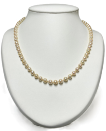 Geknoopt Parelsnoer Cultivé 14 Karaat Gouden Bol Slot ca 0.20 ct Diamant
