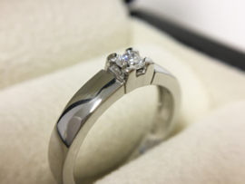 14 K Witgouden Band Ring 0.15 crt Briljantgeslepen Diamant H/VS1