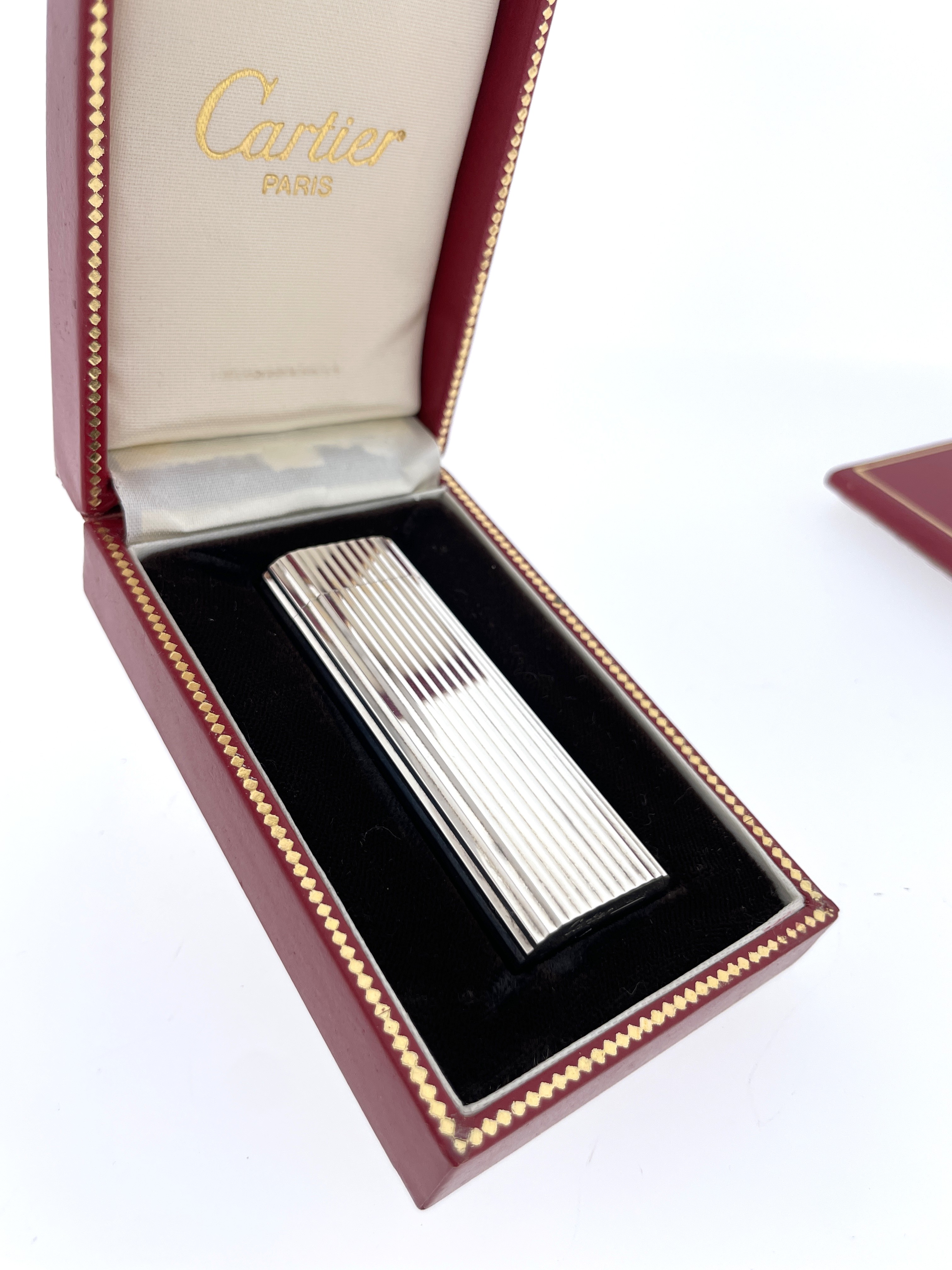 Les Must de Cartier Verzilverde Aansteker Oval Shaped Striped - Full Set