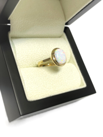 14 K Gouden Ring Ovaal Cabochon Geslepen Wit Opaliet - Mt 17,25