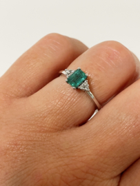 14 K Witgouden Ring 0.71 Crt Emerald Smaragd / 0.08 Crt Briljantgeslepen Diamant