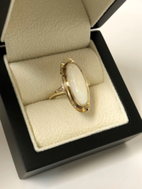 14 K Antiek Vintage Gouden Ring Cabochon Melk Opaal