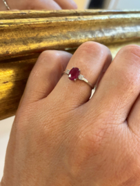 18 K Witgouden Solitair Ring Ovaal Gefacetteerd Robijn / 0.10 Diamant G-VS