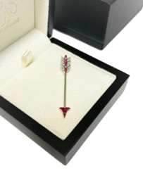 Cartier Art Deco Arrow Pin Broche Robijn Diamant 1914  Incl Gem Report Nederlands Edelsteen Laboratorium / Cartier Service