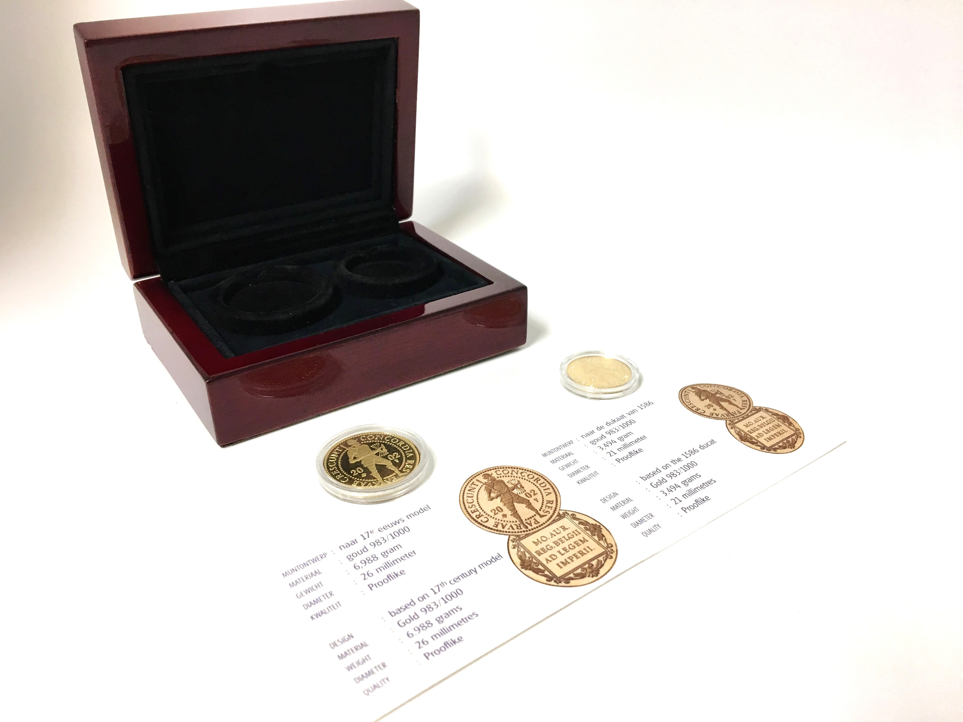 Set - Hele En Halve Ducaat 2002 In Houten Cassette Incl Certificaat