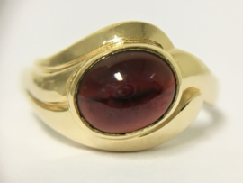 14 K Gouden Ring Cabochon Geslepen Bloedrode Granaat