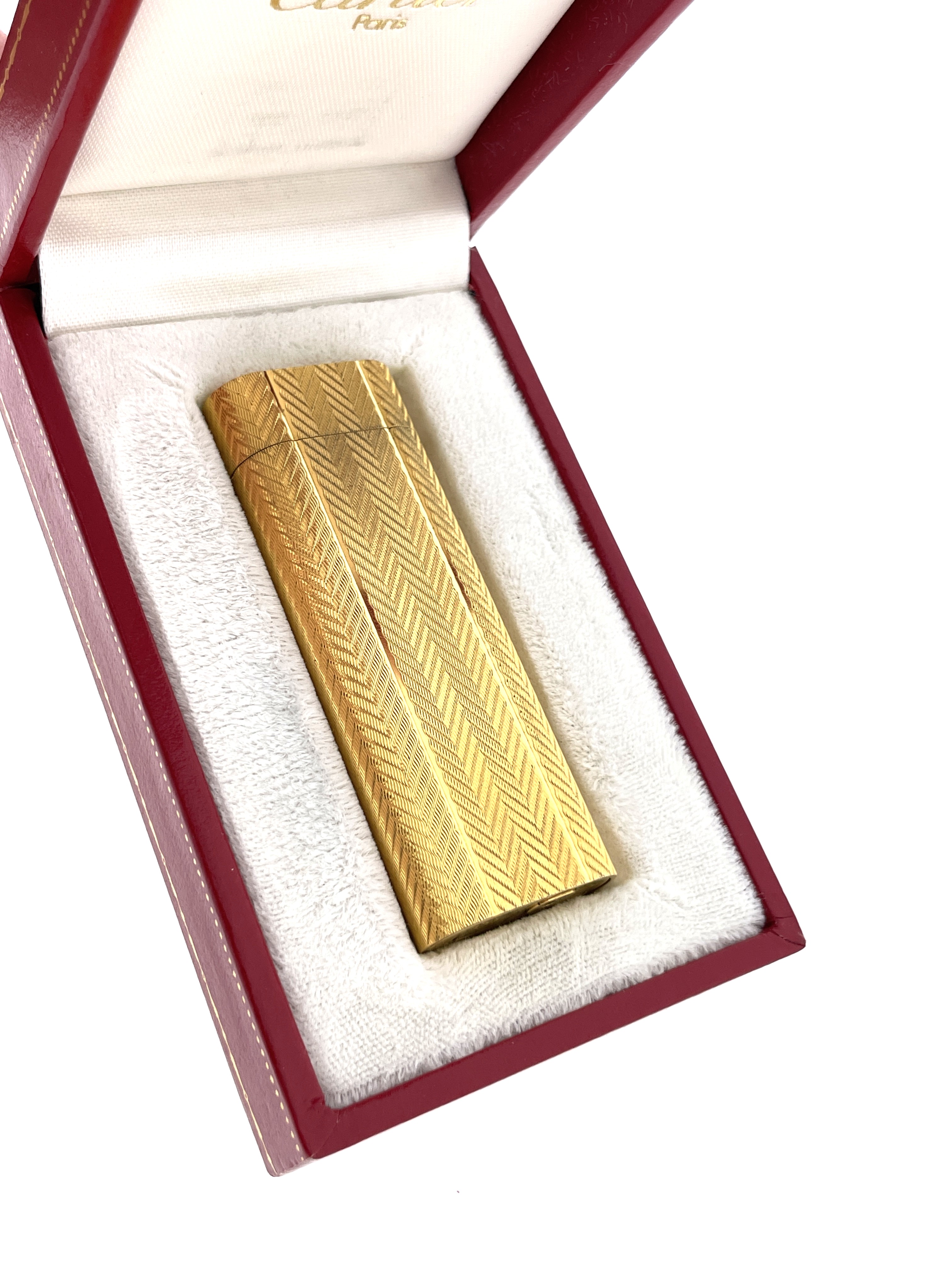 Les Must de Cartier Vintage Aansteker Vermeil Briquet Oval  Guilloché a Motif de Chevrons