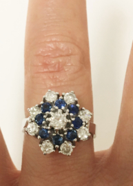Exclusieve 14 K Witgouden Rozet Ring 0.9 crt Diamant / 0.4 crt Saffier