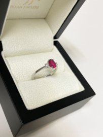 18 K Witgouden Solitair Ring Ovaal Gefacetteerd Robijn / 0.10 Diamant F/G-VS