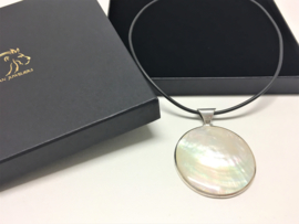 Grove Zilveren Parelmoer Hanger aan Zwart Rubberen Ketting