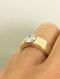 14 K Gouden Brede Band Ring 1,3 crt Briljantgeslepen Diamant Top Wesselton