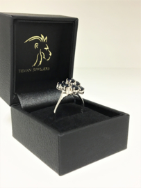 14 K Witgouden Fantasie Ring Ovaal Geslepen Koningsblauw Saffier en Briljantgeslepen Diamant