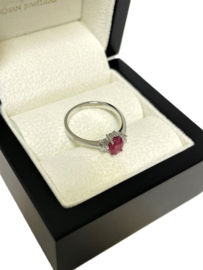 18 K Witgouden Solitair Ring Ovaal Gefacetteerd Robijn / 0.10 Diamant G-VS