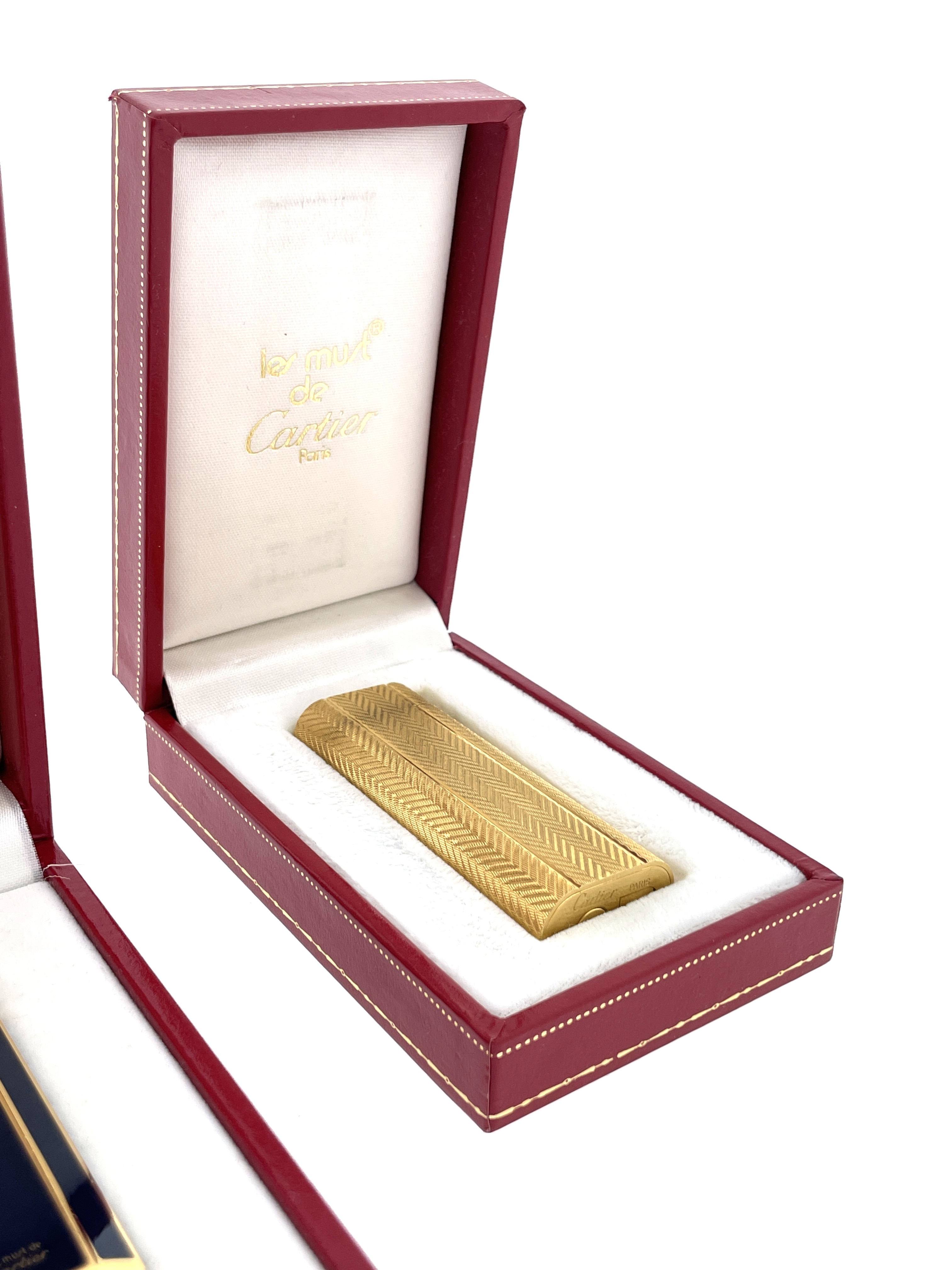 Les Must de Cartier Vintage Aansteker Vermeil Briquet Oval  Guilloché a Motif de Chevrons