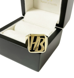 14 K Gouden Heren Monogram Ring Onyx Gouden Letters HB / 6,5 g / Mt 20.5
