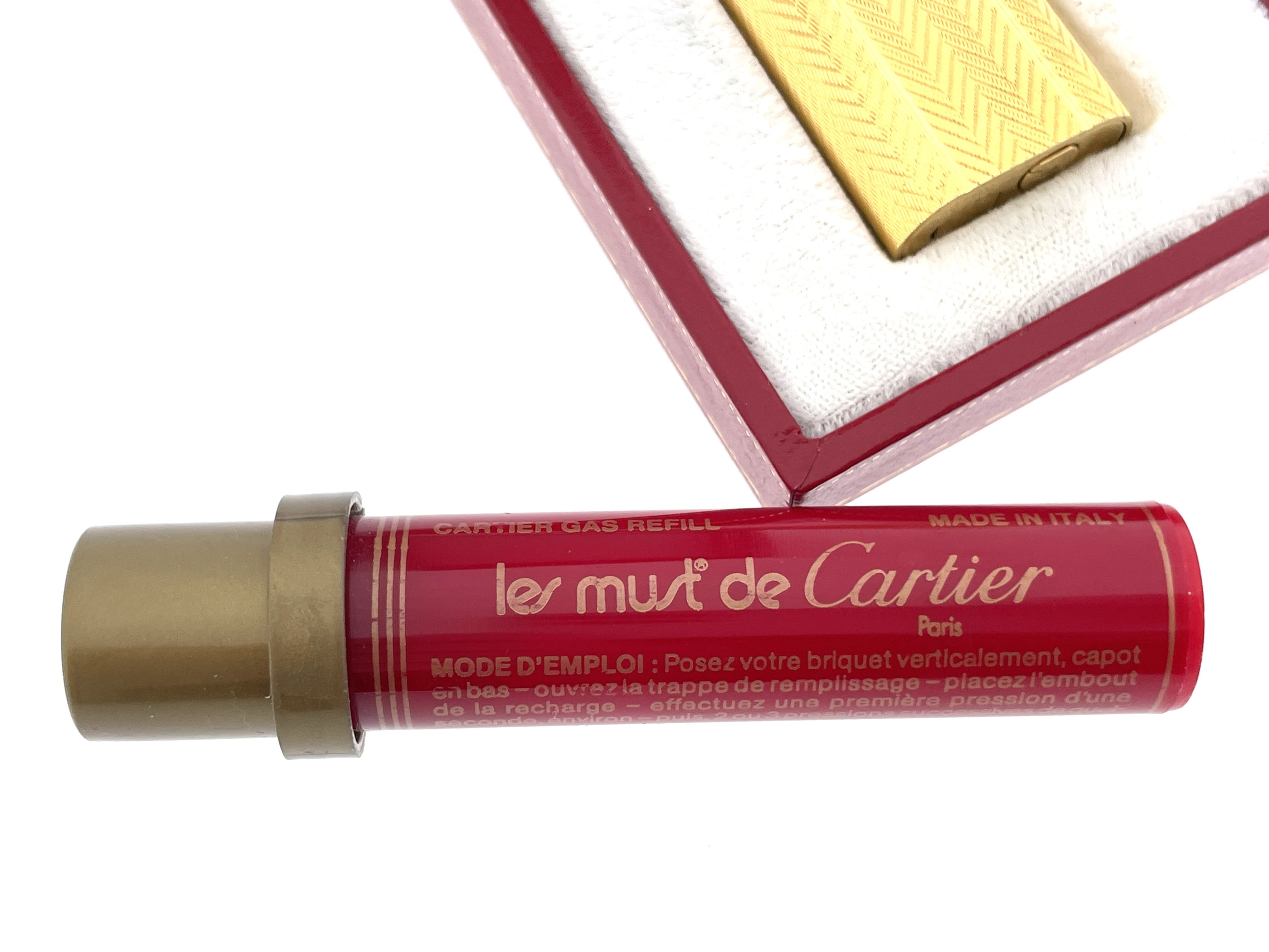 Les Must de Cartier Vintage Aansteker Vermeil Briquet Oval  Guilloché a Motif de Chevrons
