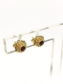 14 K Gouden Rozet Oorstekers Carneool