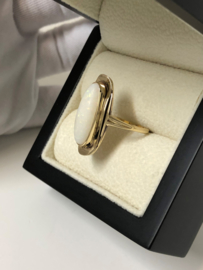 14 K Antiek Vintage Gouden Ring Cabochon Melk Opaal