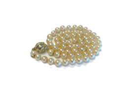 Geknoopt Parelsnoer Cultivé 14 Karaat Gouden Bol Slot ca 0.20 ct Diamant