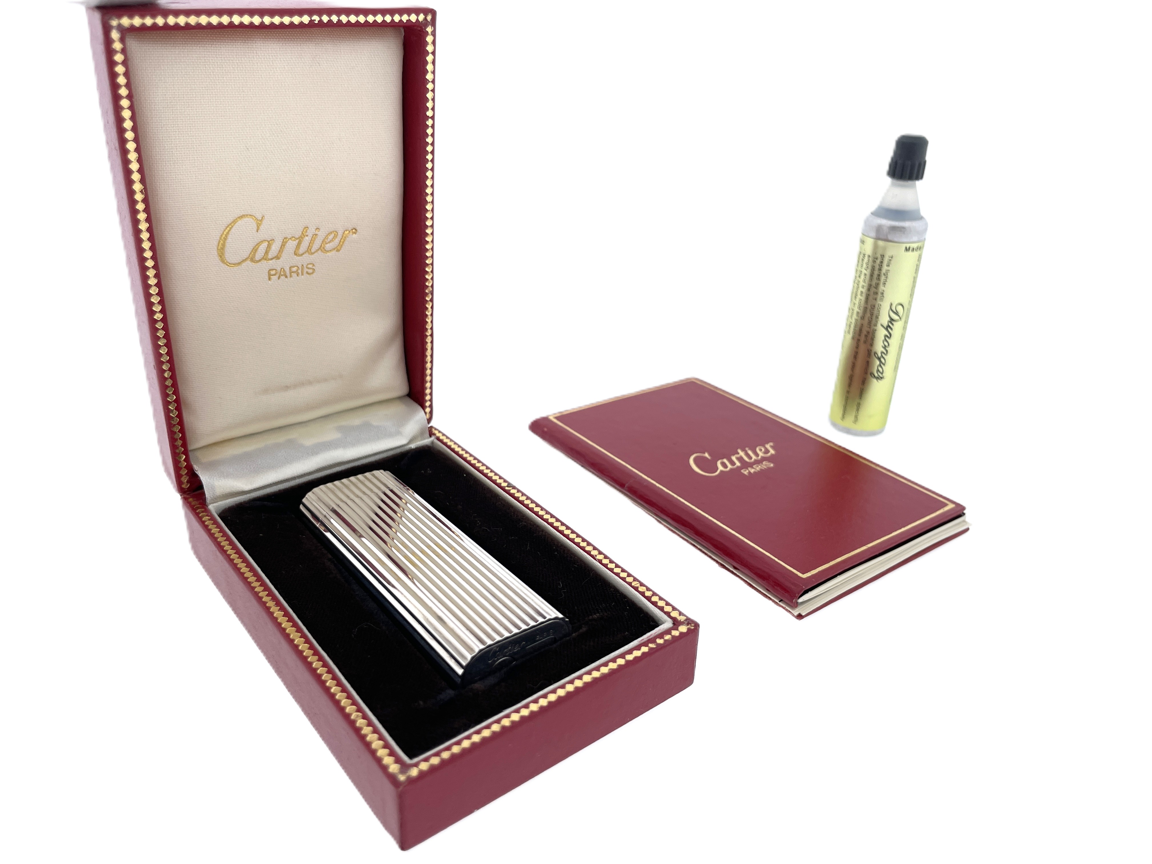 Les Must de Cartier Verzilverde Aansteker Oval Shaped Striped - Full Set
