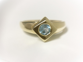 14 K Gouden Bandring Briljantgeslepen Baby Blue Topaas