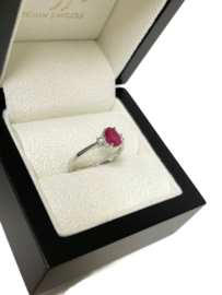 18 K Witgouden Solitair Ring Ovaal Gefacetteerd Robijn / 0.10 Diamant G-VS
