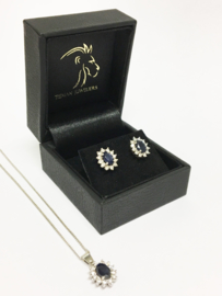 14 K Witgouden Set Gourmet Collier Hanger Oorstekers Diamant Saffier