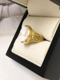 18 K Antiek Gouden Ring Geslepen Bot Camee  7,9 g - Spanje / Ca 1900