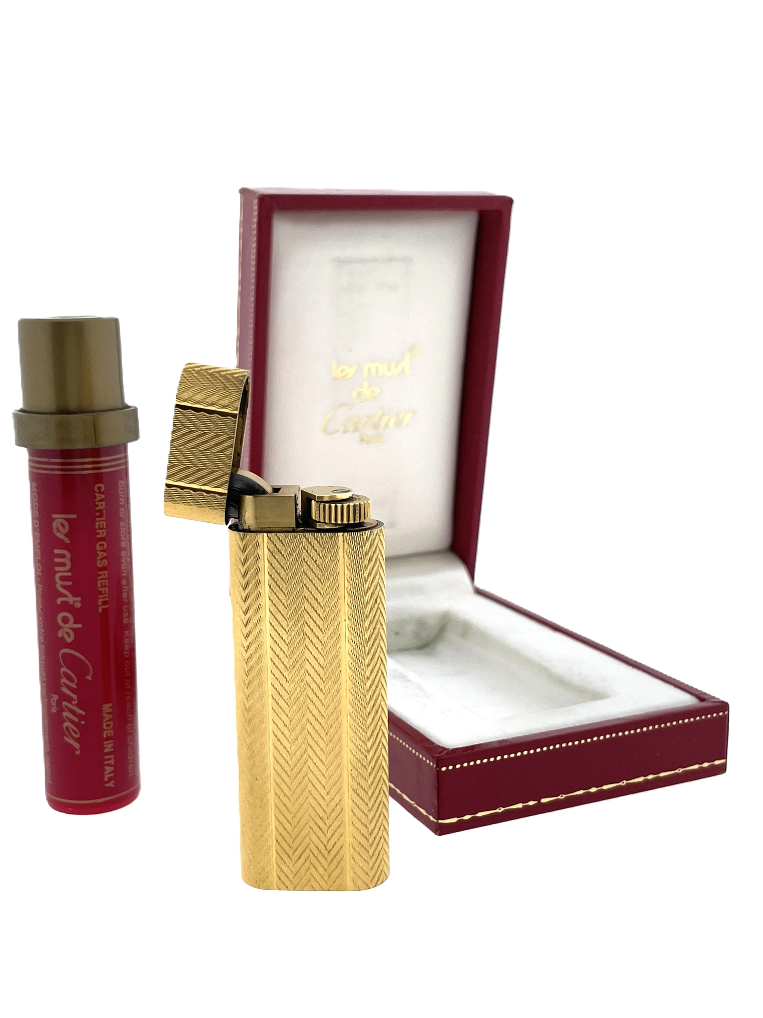 Les Must de Cartier Vintage Aansteker Vermeil Briquet Oval  Guilloché a Motif de Chevrons