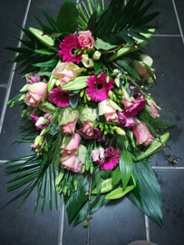 Rouwboeket roze met lelies luxe (op foto middel formaat)
