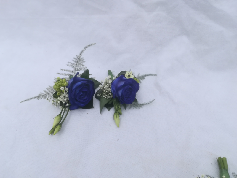 Vervoer verlies Papa Corsage blauw getuige/gasten | Bruidswerk | Mariska's Bloementheater