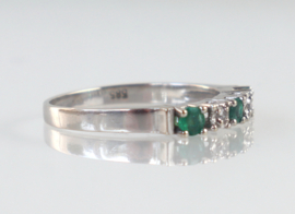 Witgouden rijring met smaragd en diamant