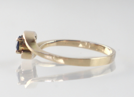 Antieke roodgouden ring met saffier