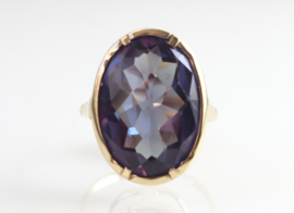 Gouden ring met kleur veranderende saffier
