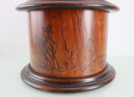 Antieke houten tabakspot met decoratie