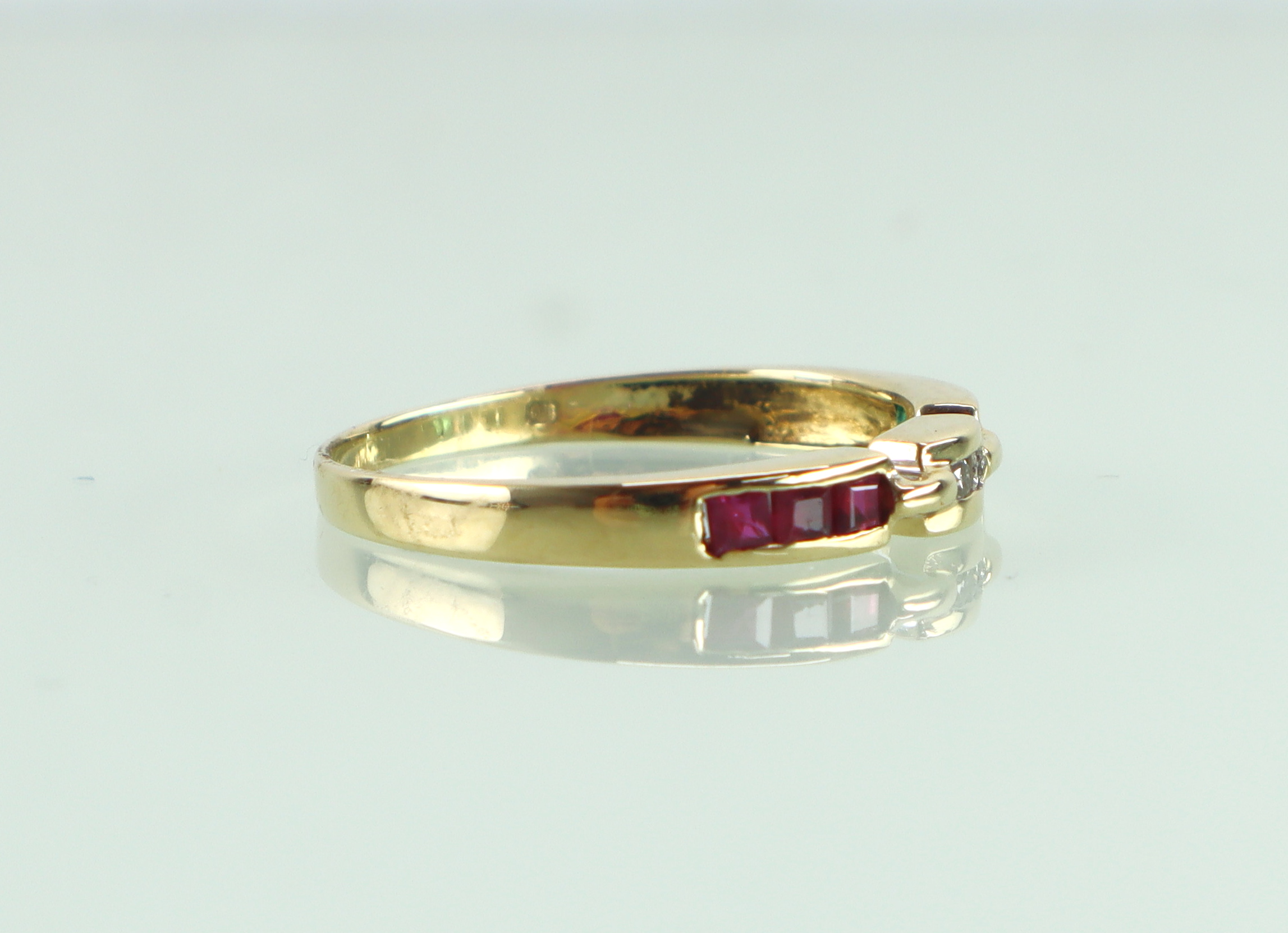 Gouden ring 18 karaat diamant, robijn, smaragd
